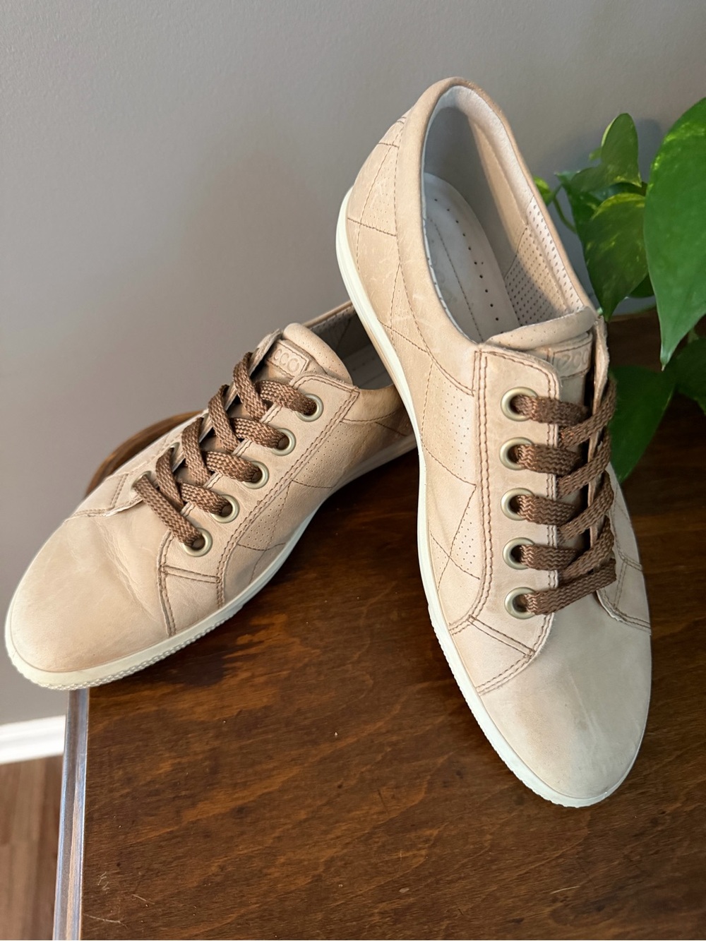 Ecco Unisex Low-Top Soft Leather Sneakers in Beige. EU 40. US Women 9.5/Men 7